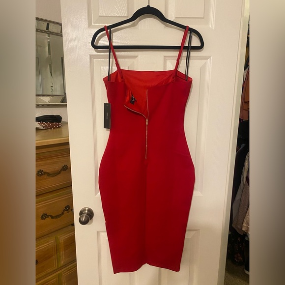 NWT Lulu’s red dress, size small. Thick material with side slit. - Picture 2 of 3